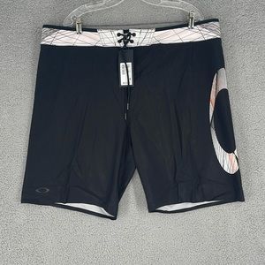 Oakley Geo blackout boardshorts performance fit men’s shorts size 40 swimming